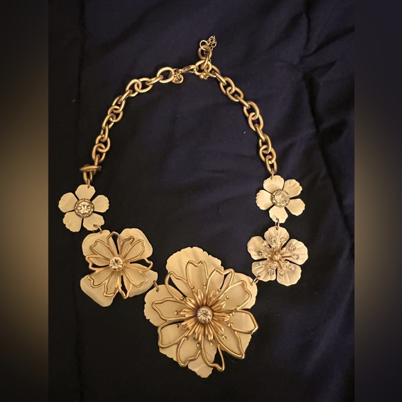 ✨Gold & White Flower Necklace 🌸 - Picture 2 of 3